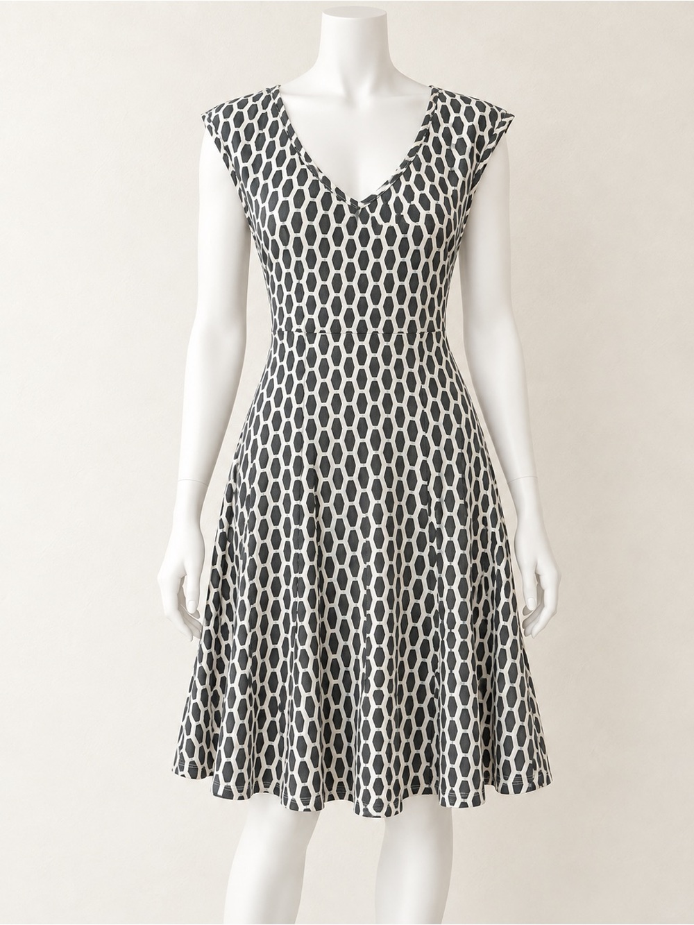 Just Taylor Black & White Geometric Fit and Flare Dress Size 6